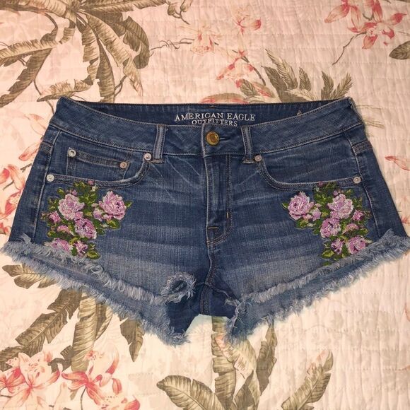 𝑨𝑬 6 Distressed Embroidered Blue Denim Stretch Raw Hem Shorts - Picture 1 of 10